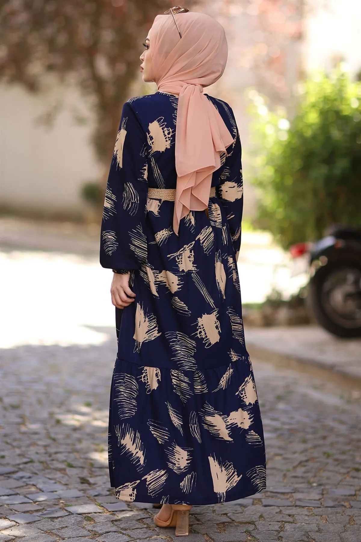 InStyle  Hijab-Kleid mit Pinselmuster und Gürtel – Marineblau