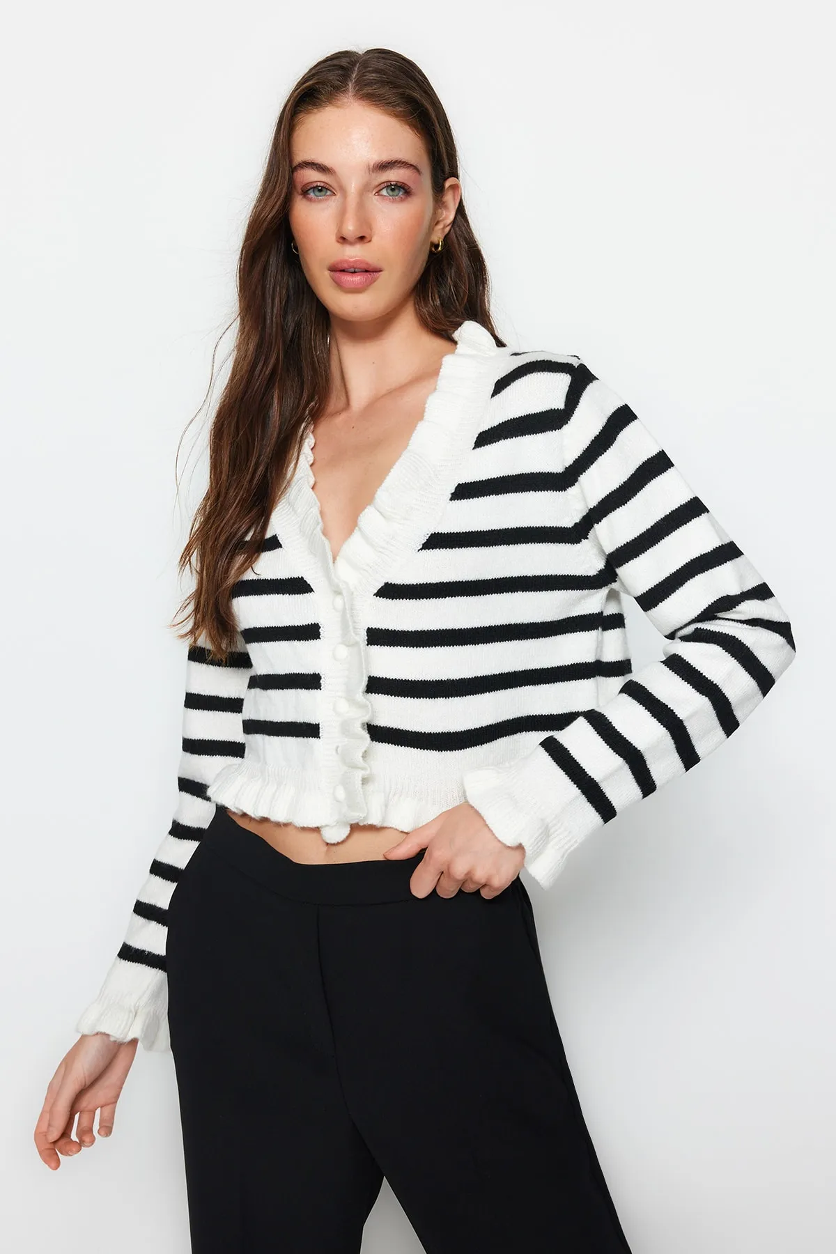 Trendyol Collection  Ecrufarbene, kurze Strickjacke TWOAW24HI00169