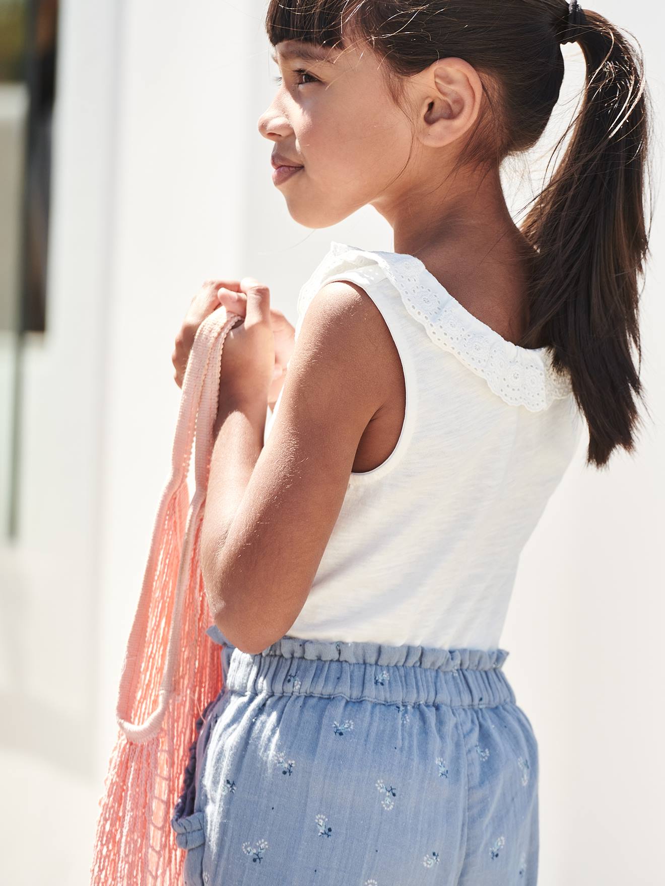 Débardeur fille col volanté en broderie anglaise bleu