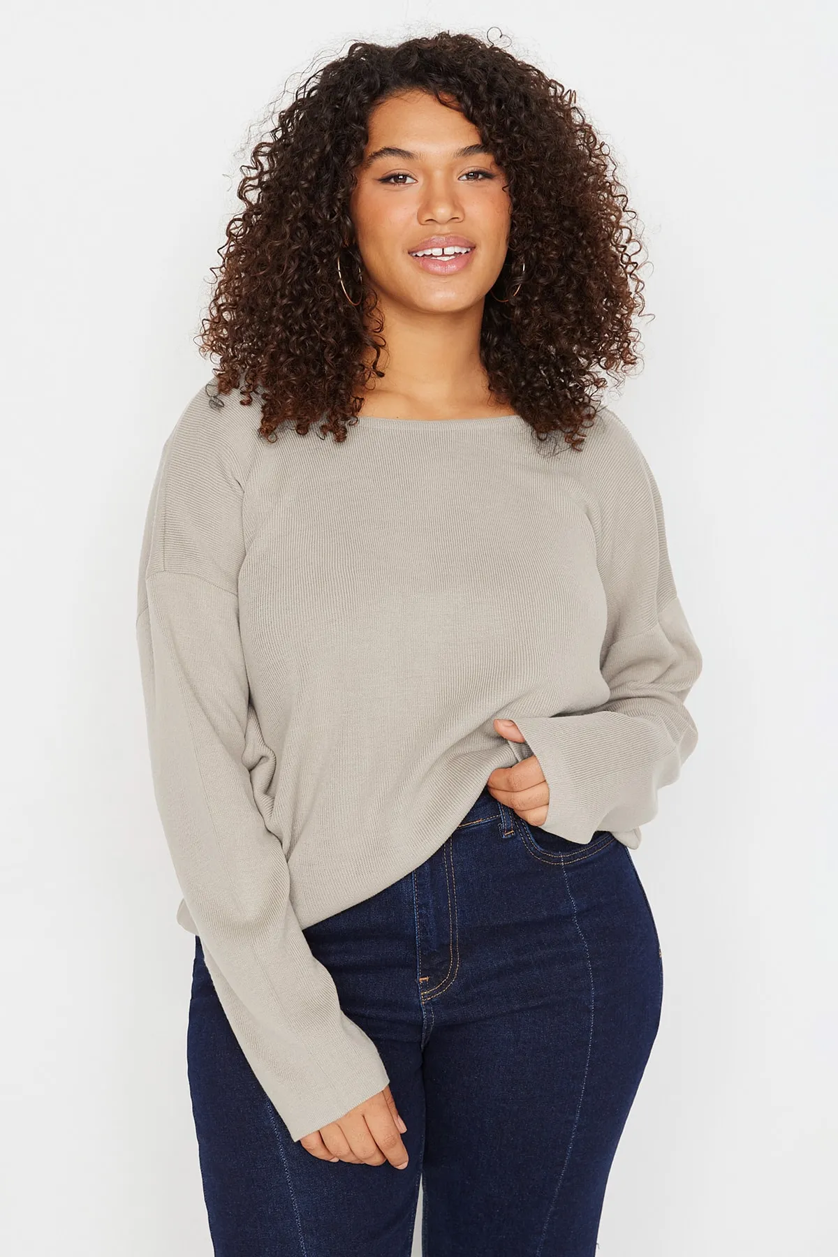 Trendyol Curve  Beigefarbener Strickpullover mit Kreuzbanddetail auf der Rückseite