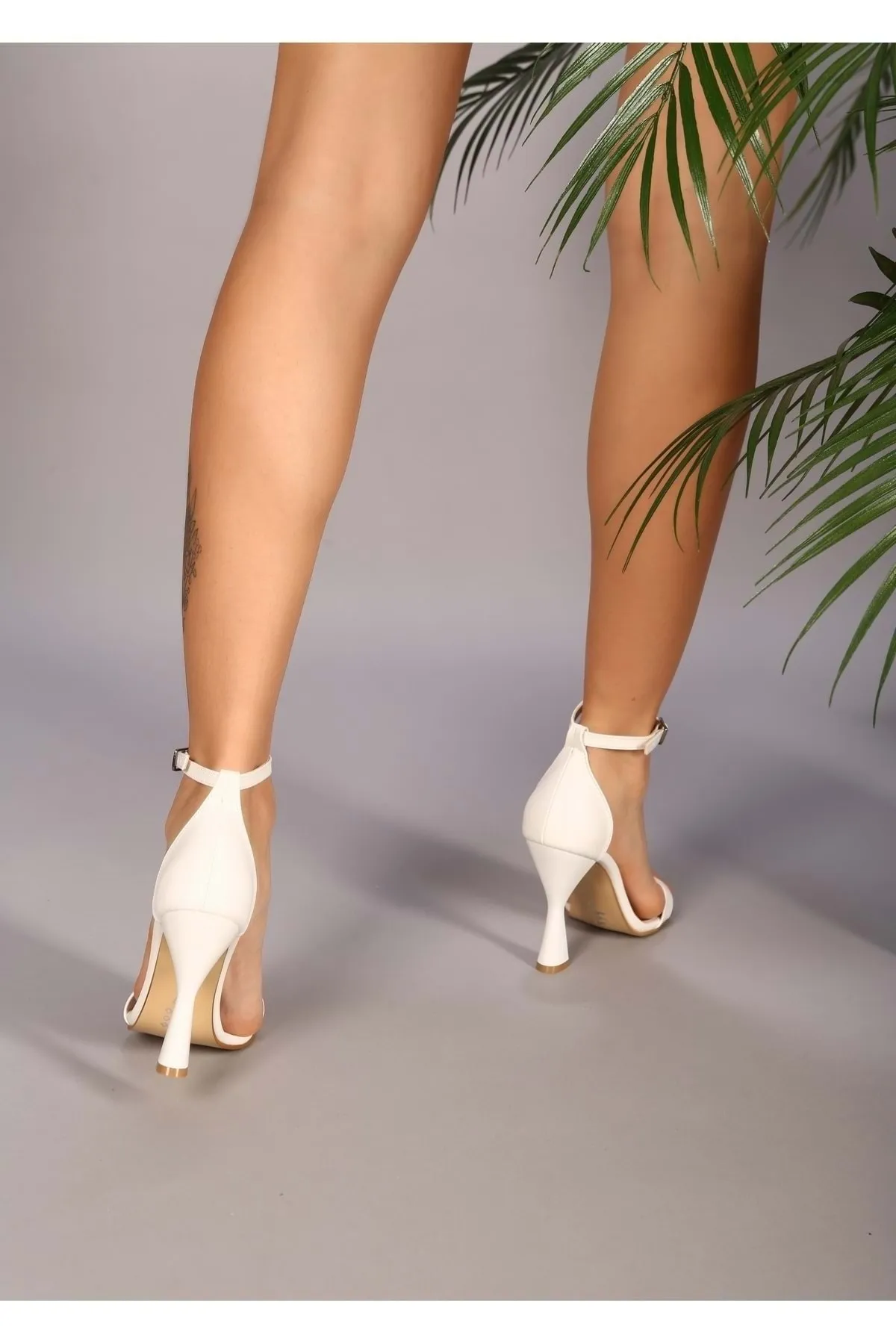 Shoeberry  Damen-Schuhe mit Greka-Einzelriemen und Absatz in weißer Haut