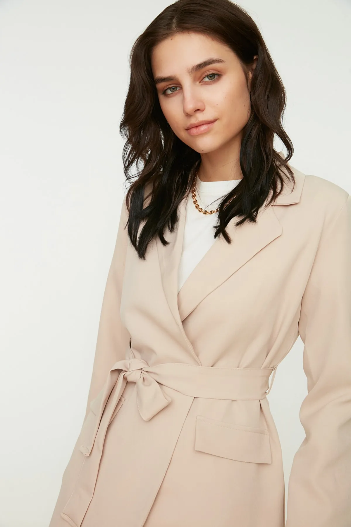 Trendyol Modest  Beigefarbene, gewebte Blazer-Jacke mit Taschendetail und Gürtel TCTAW22CK0031