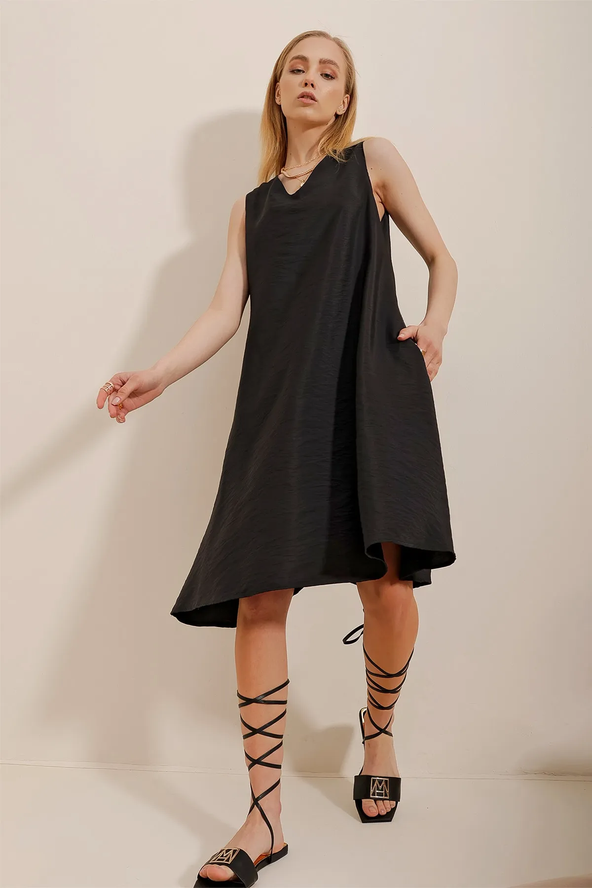 Trend Alaçatı Stili  Schwarzes Aerobin-Webkleid mit V-Ausschnitt und doppelten Taschen für Damen ALC-X10341