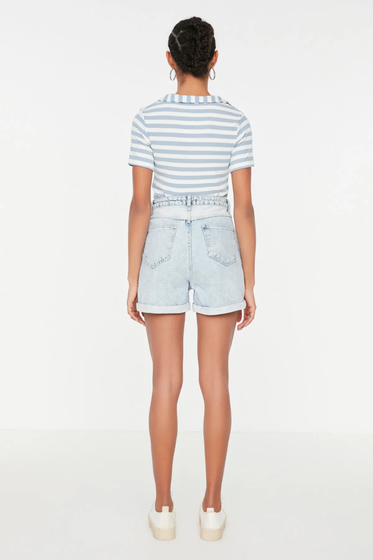 Trendyol Collection  Blaue Jeansshorts mit hoher Taille TWOSS21SR0435