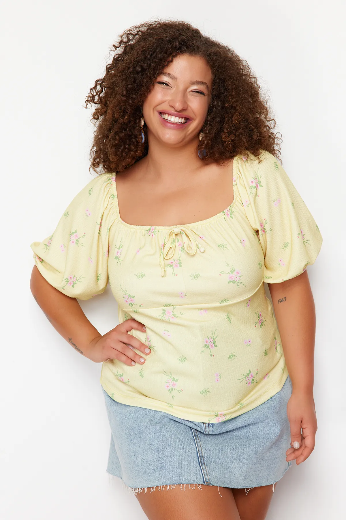 Trendyol Curve  Gelbe Strickbluse mit Blumenmuster TBBSS24AF00086