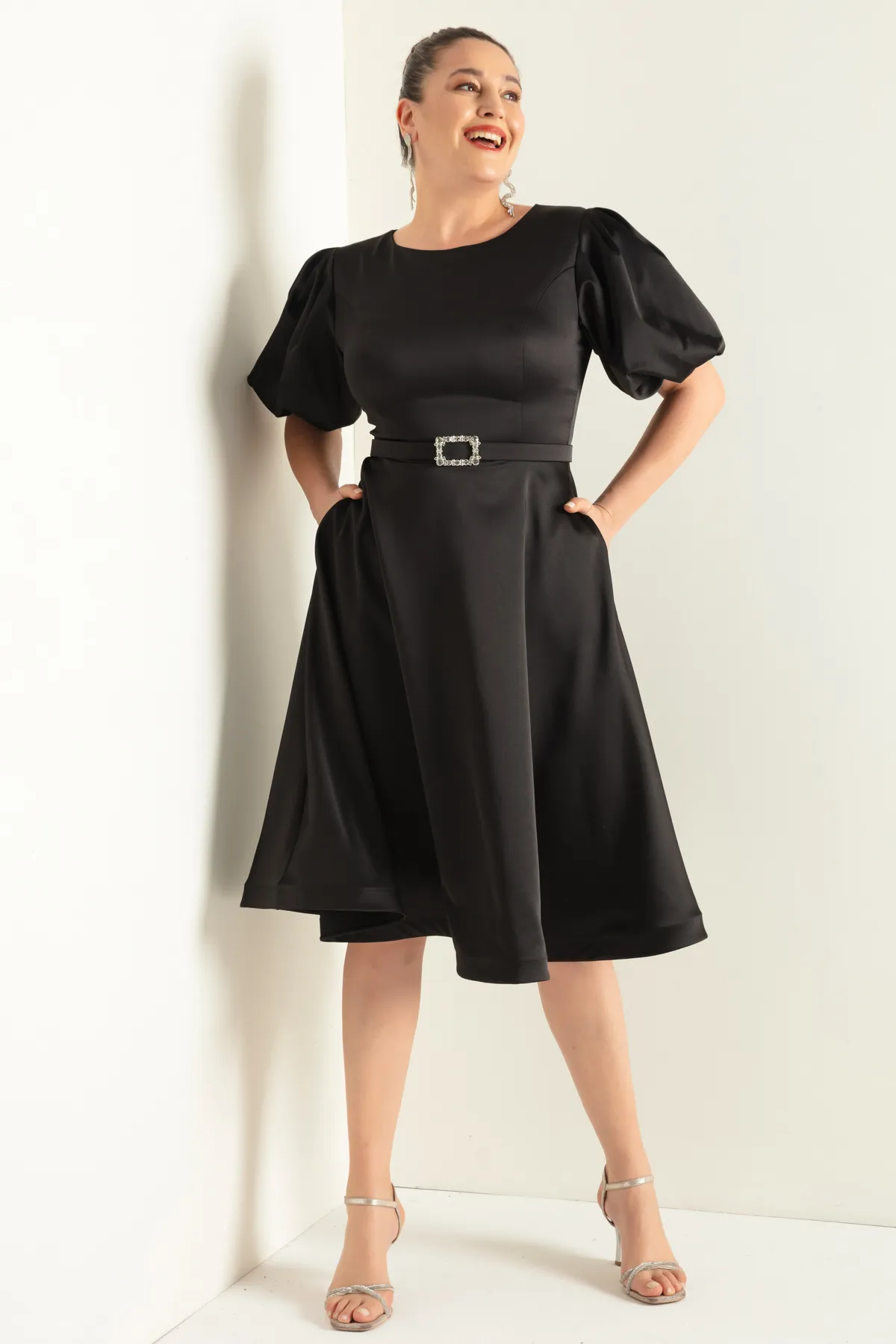 Lafaba  Schwarzes Satin-Abendkleid mit Ballonärmeln und Gürtel in Übergröße für Damen