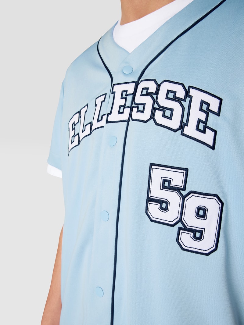 T-Shirt mit Label-Applikation in hellblau