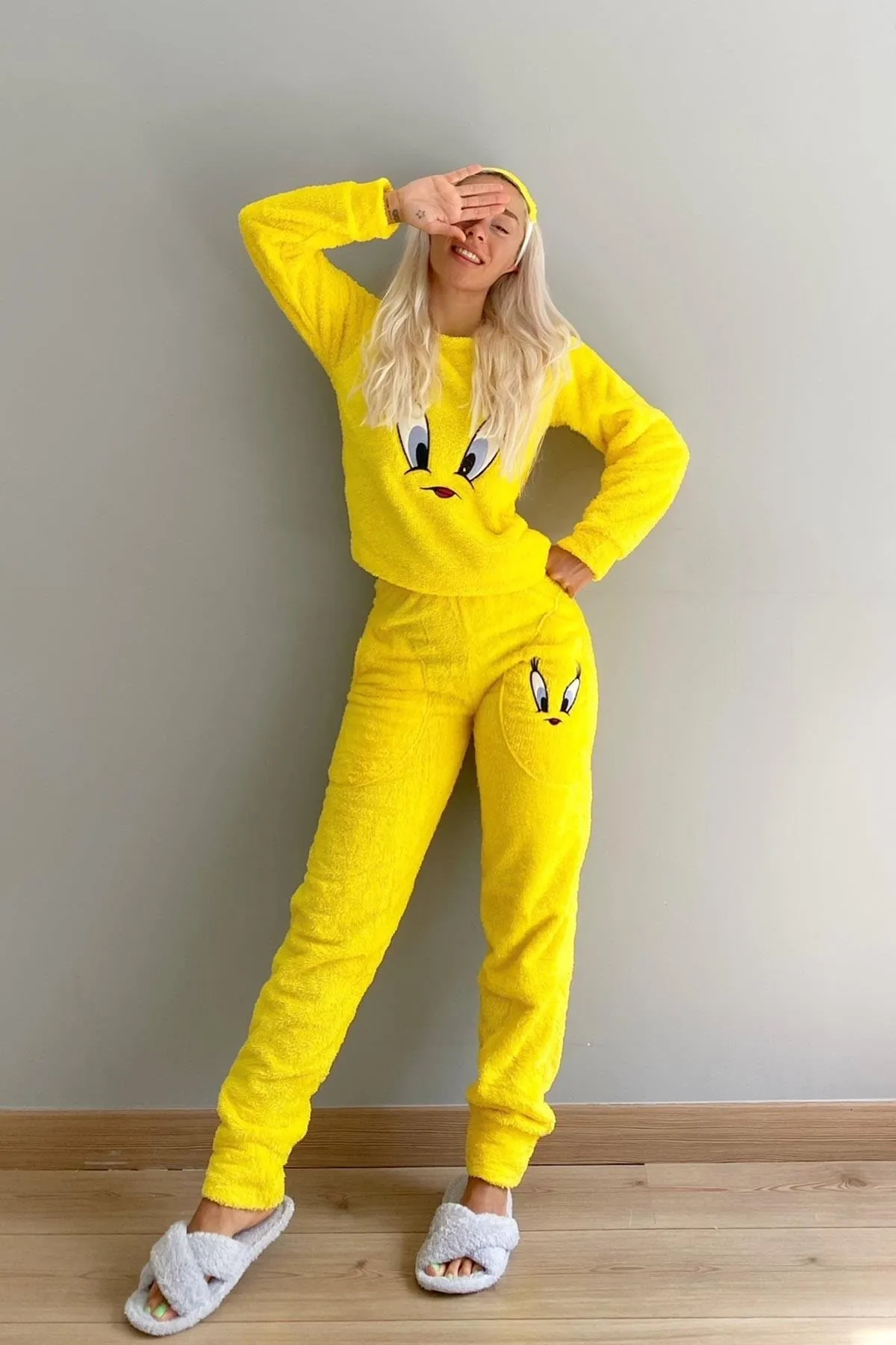 Pijamaevi  Pyjama-Set aus Vollplüsch mit gelbem Vogelmuster