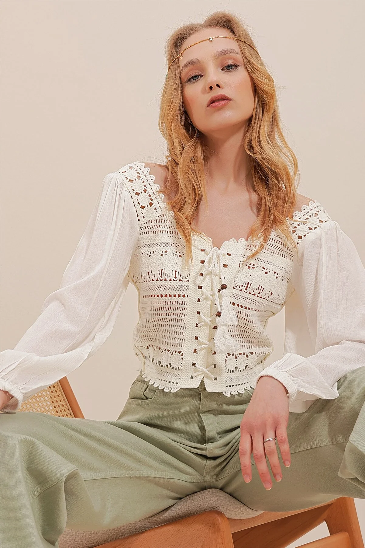 Trend Alaçatı Stili  Gehäkelte, gewebte Crop-Bluse für Damen in Ecru mit quadratischem Ausschnitt und Bindeband vorne ALC-X10028