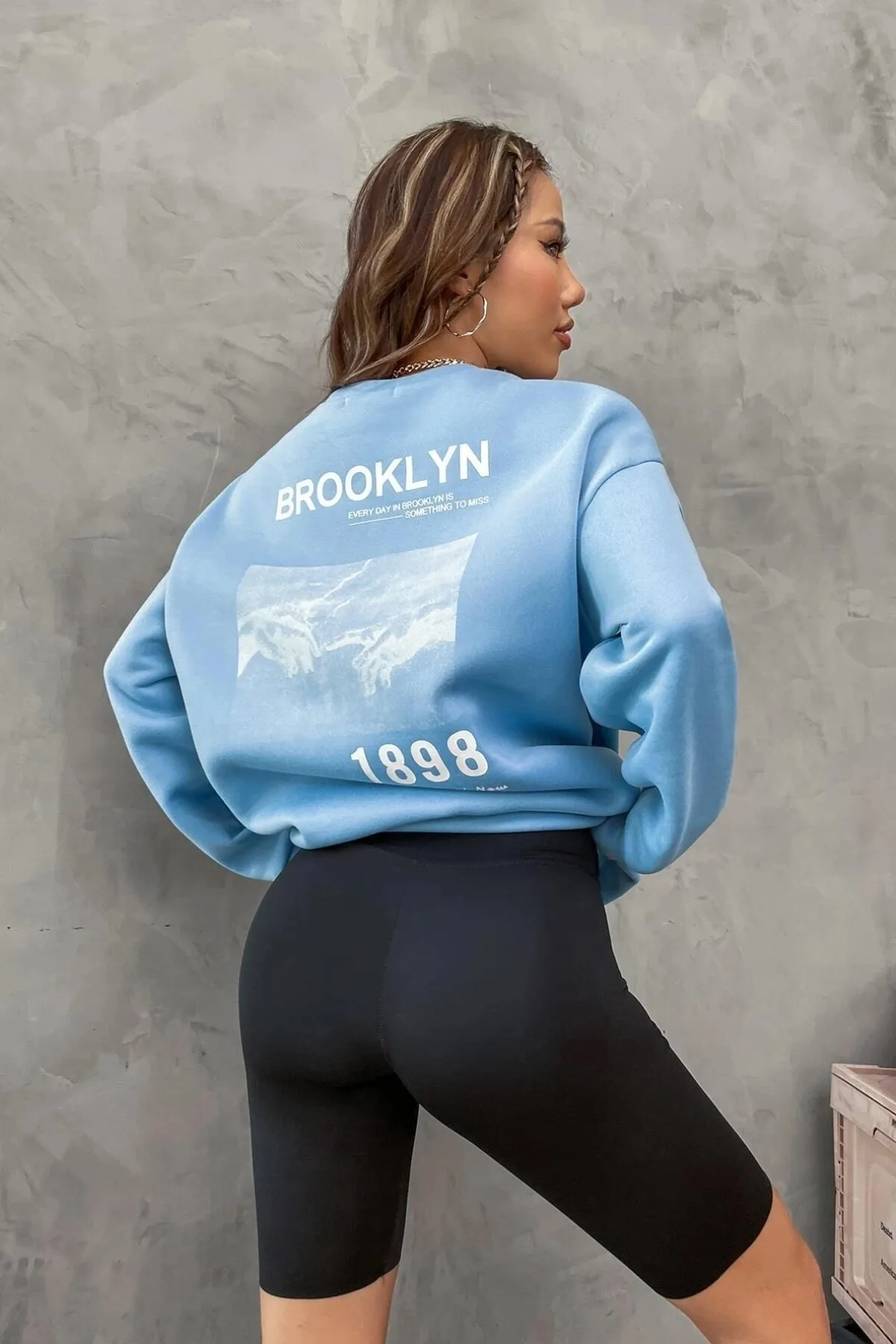 MODAGEN  Unisex Baby Blue Brooklyn 1898 bedrucktes Oversize-Sweatshirt mit Rundhalsausschnitt