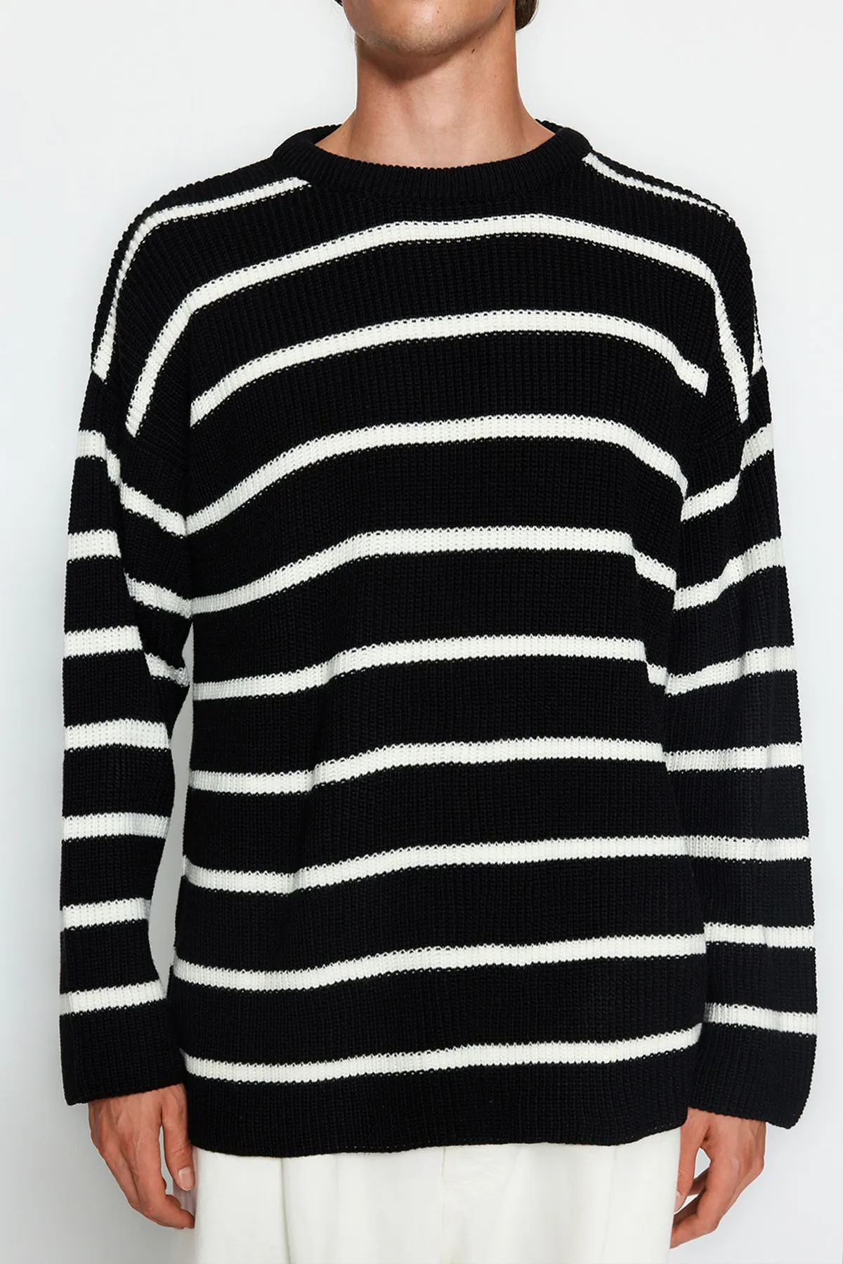 Trendyol Collection  Schwarzer Unisex-Strickpullover in Oversize-Passform, weiter Passform, Rundhalsausschnitt, TMNAW23KZ00285