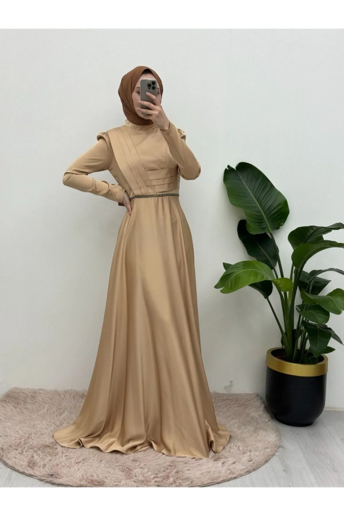 Modamorfo  Satin-Abendkleid mit drapierter Vorderseite und Perlendetail an der Taille