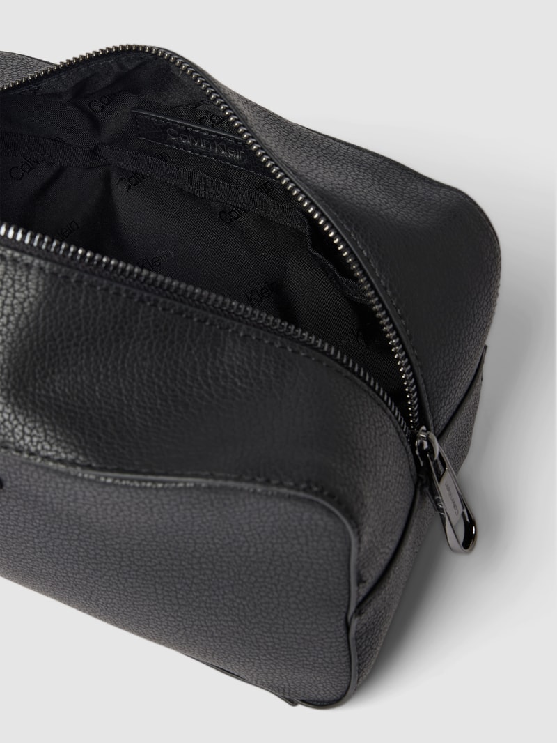 Kulturtasche mit Label-Detail Modell 'DIAGONAL' in schwarz