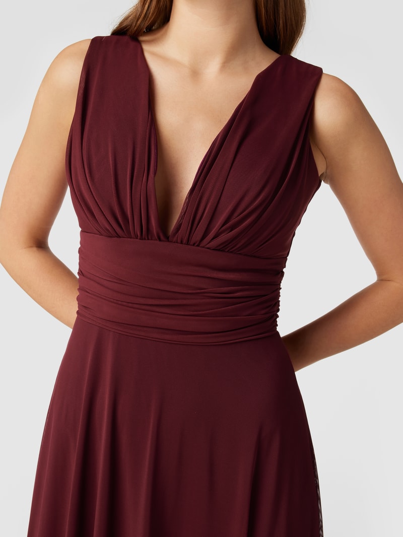 Abendkleid mit Raffungen in kirschrot