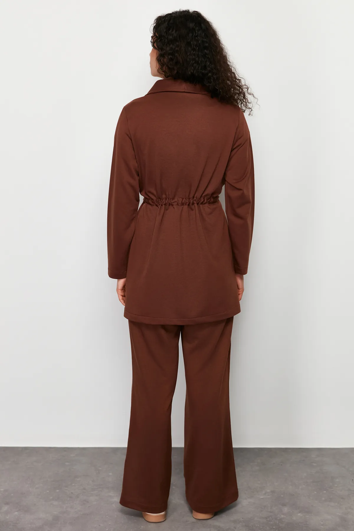 Trendyol Modest  Set aus gestricktem Ober- und Unterteil mit Gürteltasche und Gürtel in Braun, Set TCTSS24US00042