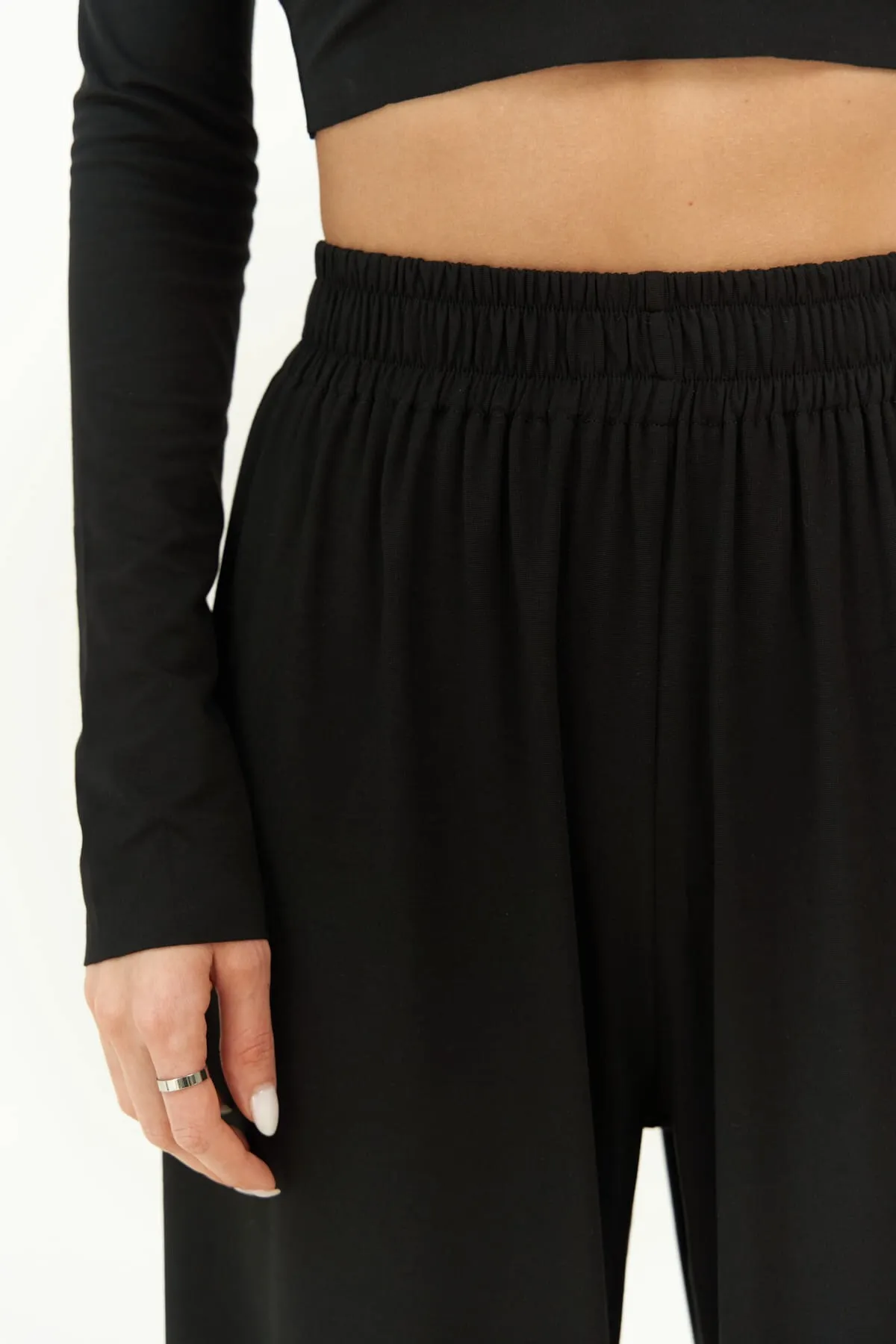 MAİ COLLECTİON  Jany – Langärmliges, schwarzes Crop-Hosen-Set