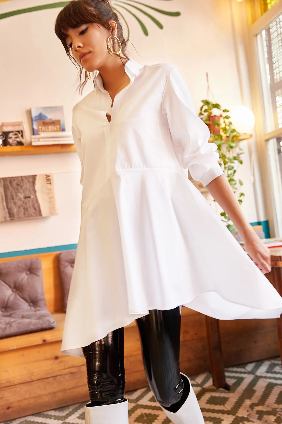 Olalook  Weiße asymmetrische Tunika mit Hemdkragen für Damen TNK-19000034