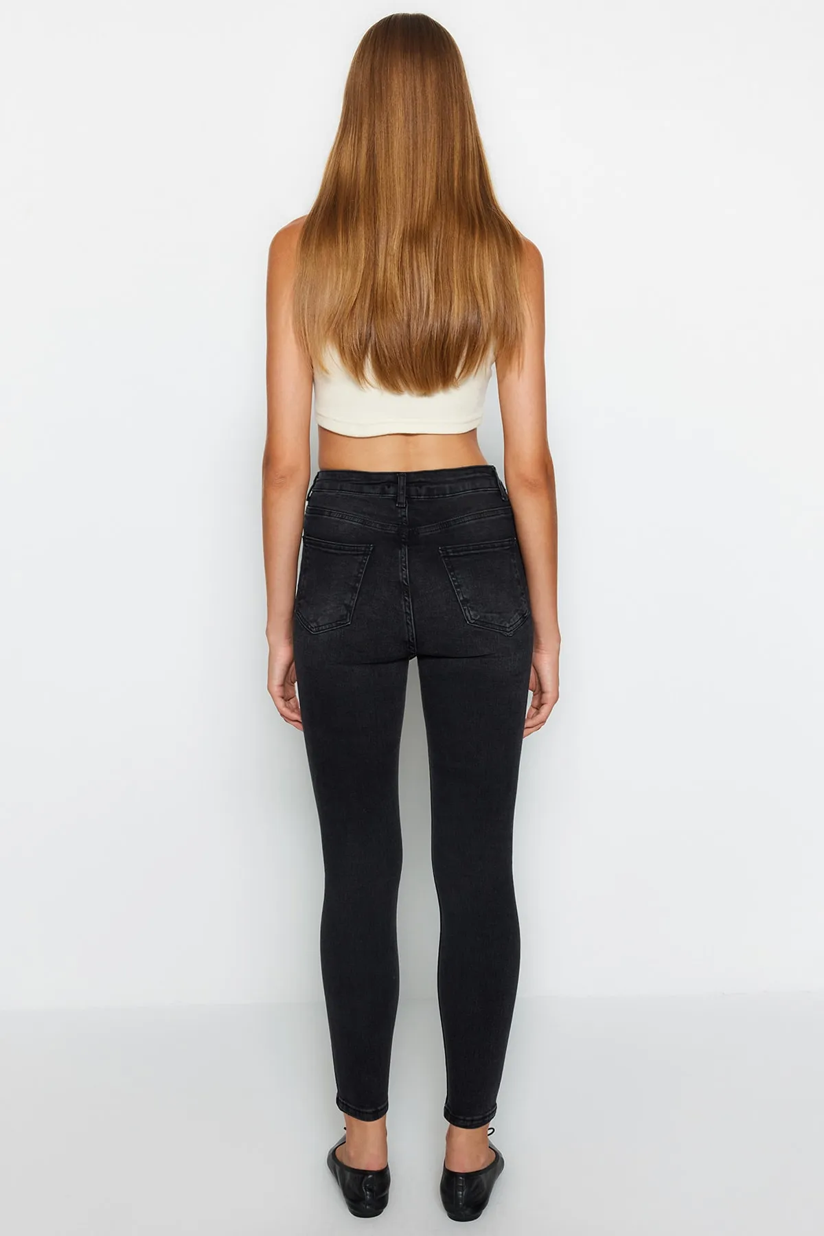 Trendyol Collection  Schwarze Skinny Jeans mit normaler Taille TWOAW24JE00172
