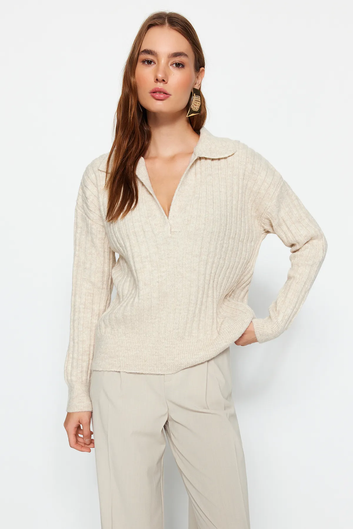 Trendyol Collection  Steinfarbener, weich strukturierter Strickpullover mit Polokragen TWOAW24KZ00678