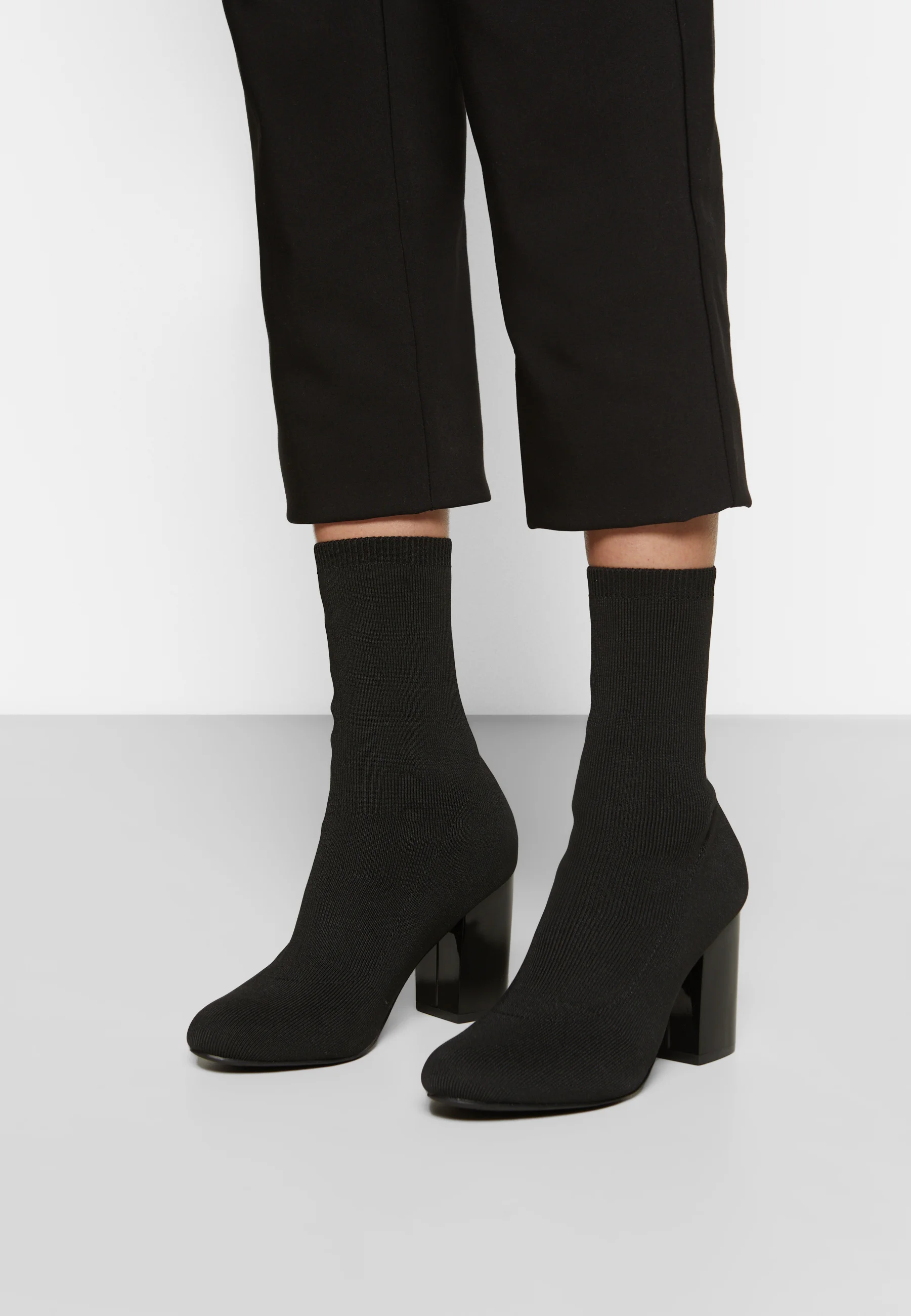 Botines de tacón par e impar
