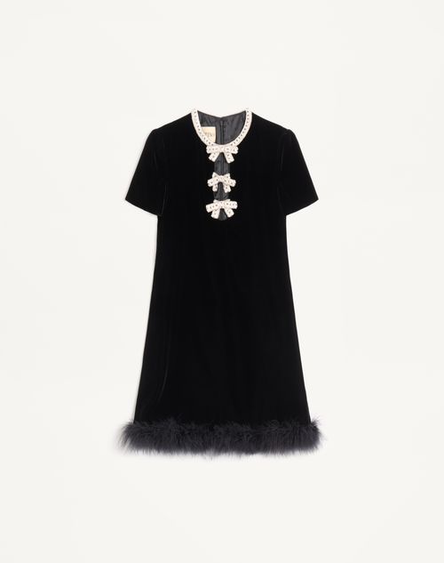 Vestido curto em veludo bordado cor zibelina.