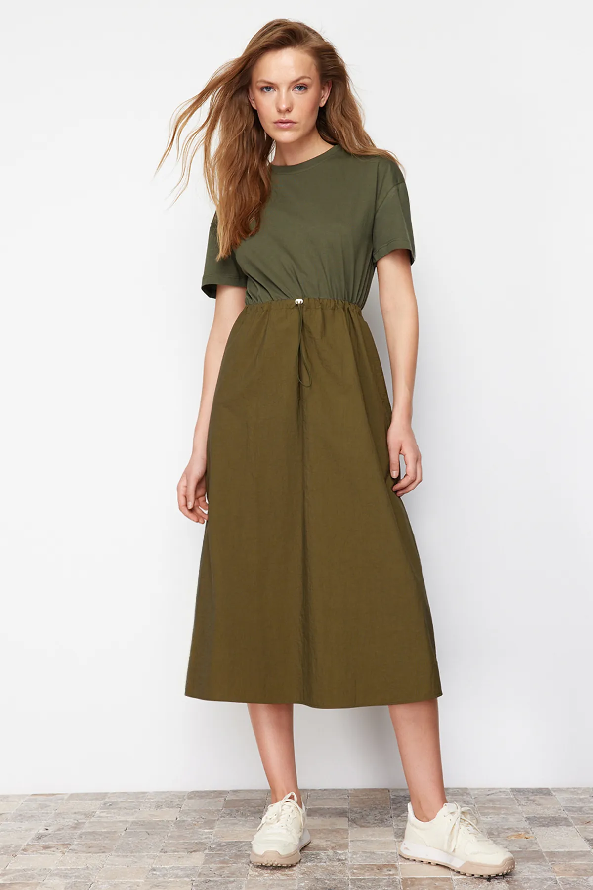 Trendyol Collection  Khakifarbenes A-Linien-Midikleid aus Strickstoff mit Detail TWOSS24EL00447