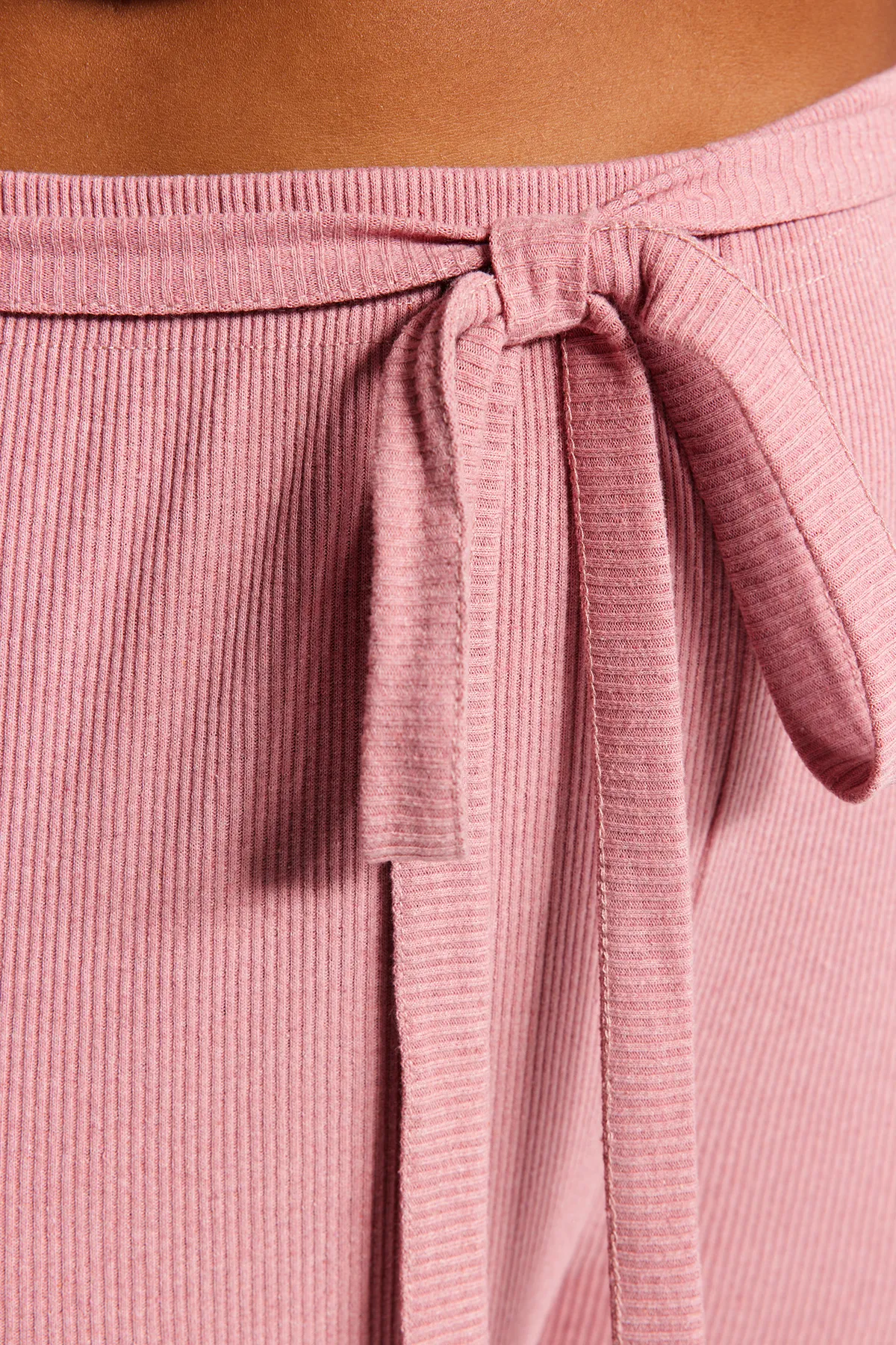 Trendyol Curve  Set aus Oberteil und Unterteil aus Strick mit Kordelzug „Dried Rose“ TBBAW24CP00025