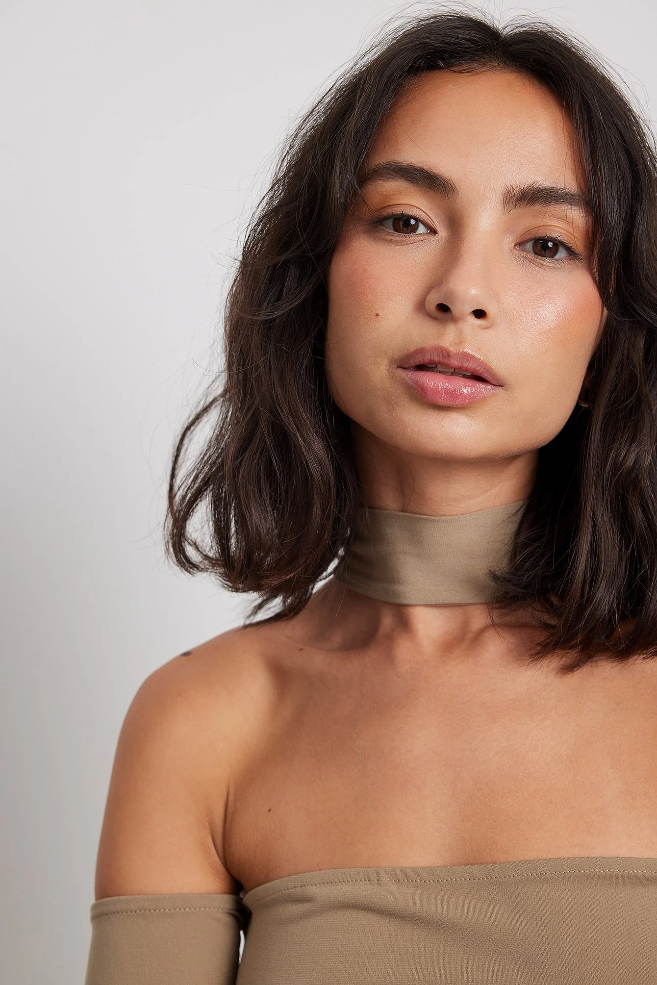 Schulterfreies Top mit Choker-Detail