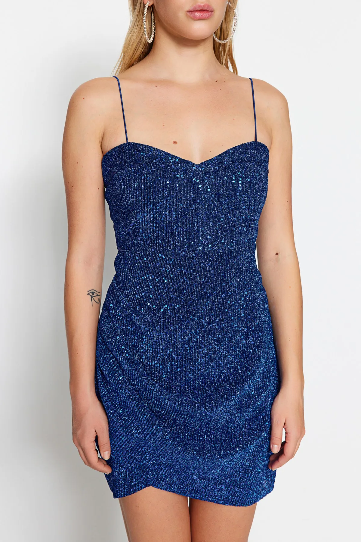 Trendyol Collection  Saks Tailliertes, gefüttertes, glänzendes Pailletten-Elegantes Abendkleid TPRSS22EL2889
