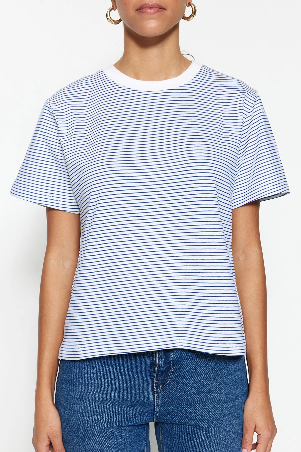 Trendyol Collection  Marineblaues, ecrufarbenes, gestreiftes Premium Basic-Strick-T-Shirt mit Rundhalsausschnitt und normaler Passform TWOSS23TS00043