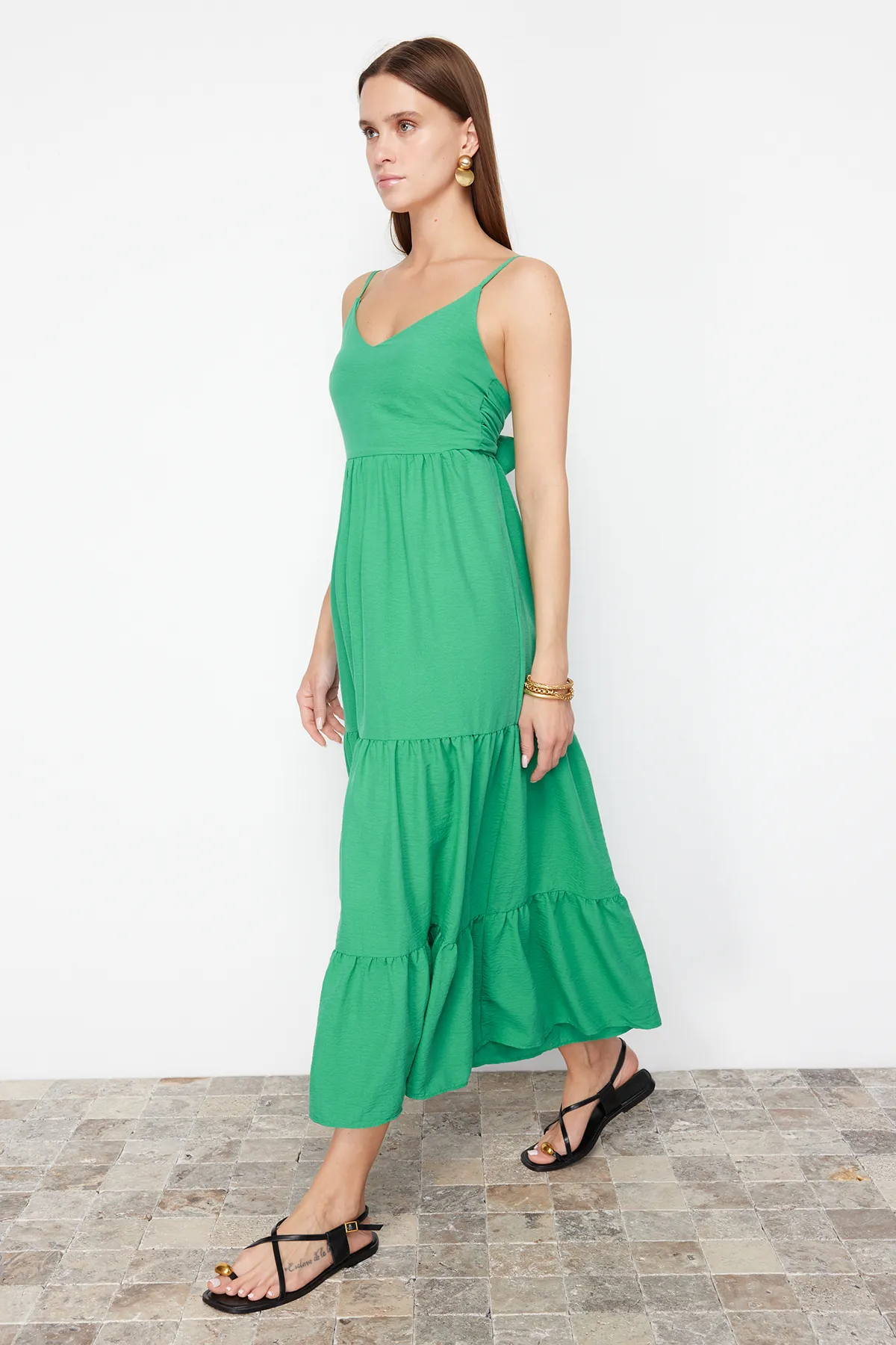 Trendyol Collection  Grüner Rock, Volant-Rücken, Bindedetail am Riemchen, gewebtes Maxikleid TWOSS23EL00027
