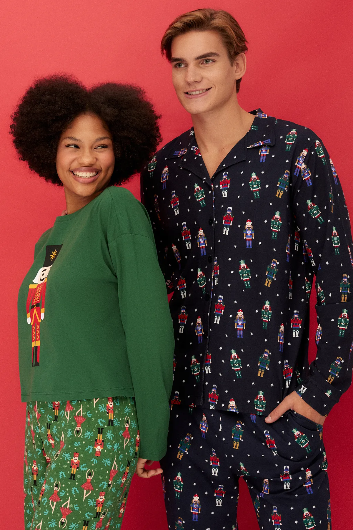 Trendyol Collection  Grünes Strick-Pyjama-Set aus 100 % Baumwolle mit Weihnachtsmotiv THMAW23PT00318