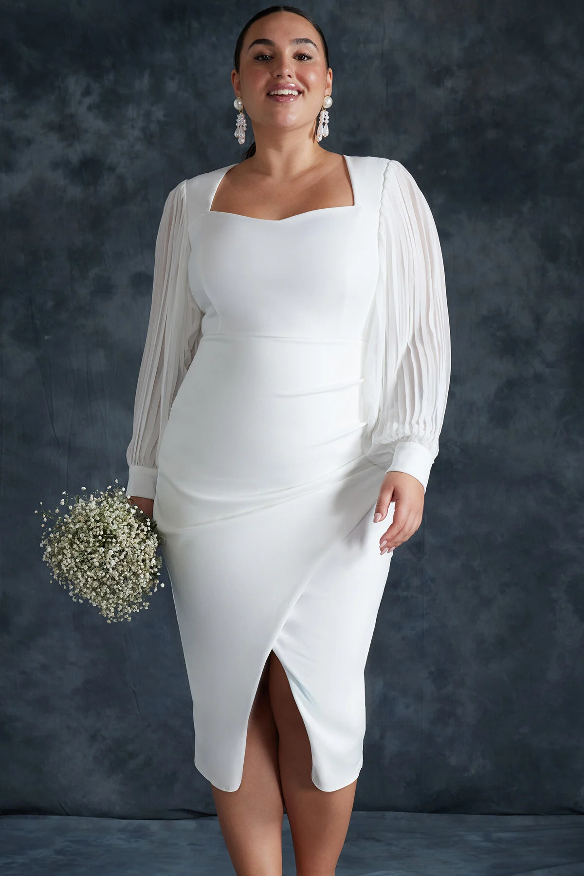 Trendyol Curve  Finike – Gewebtes weißes Kleid in Übergröße