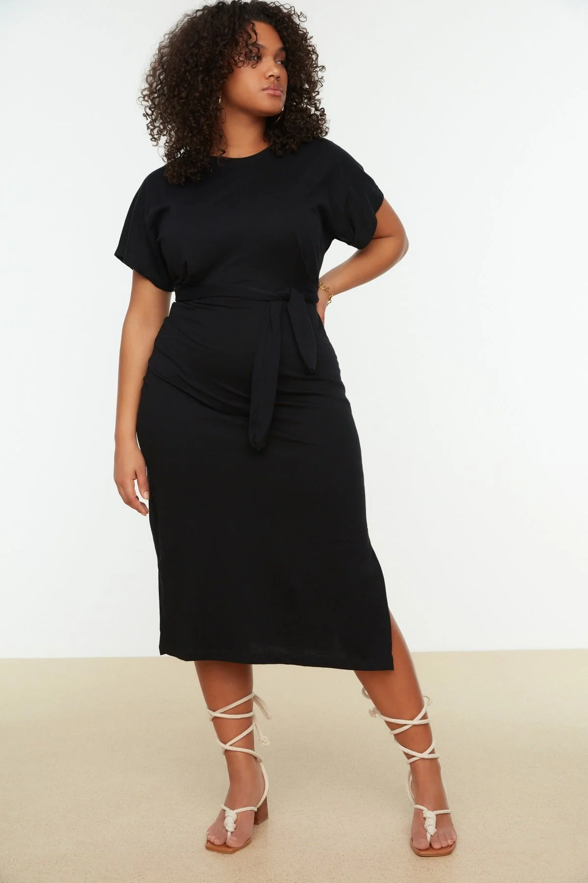 Trendyol Curve  Schwarzes, gerade geschnittenes Strickkleid mit Bindedetail und Schlitz TBBSS22EL1640