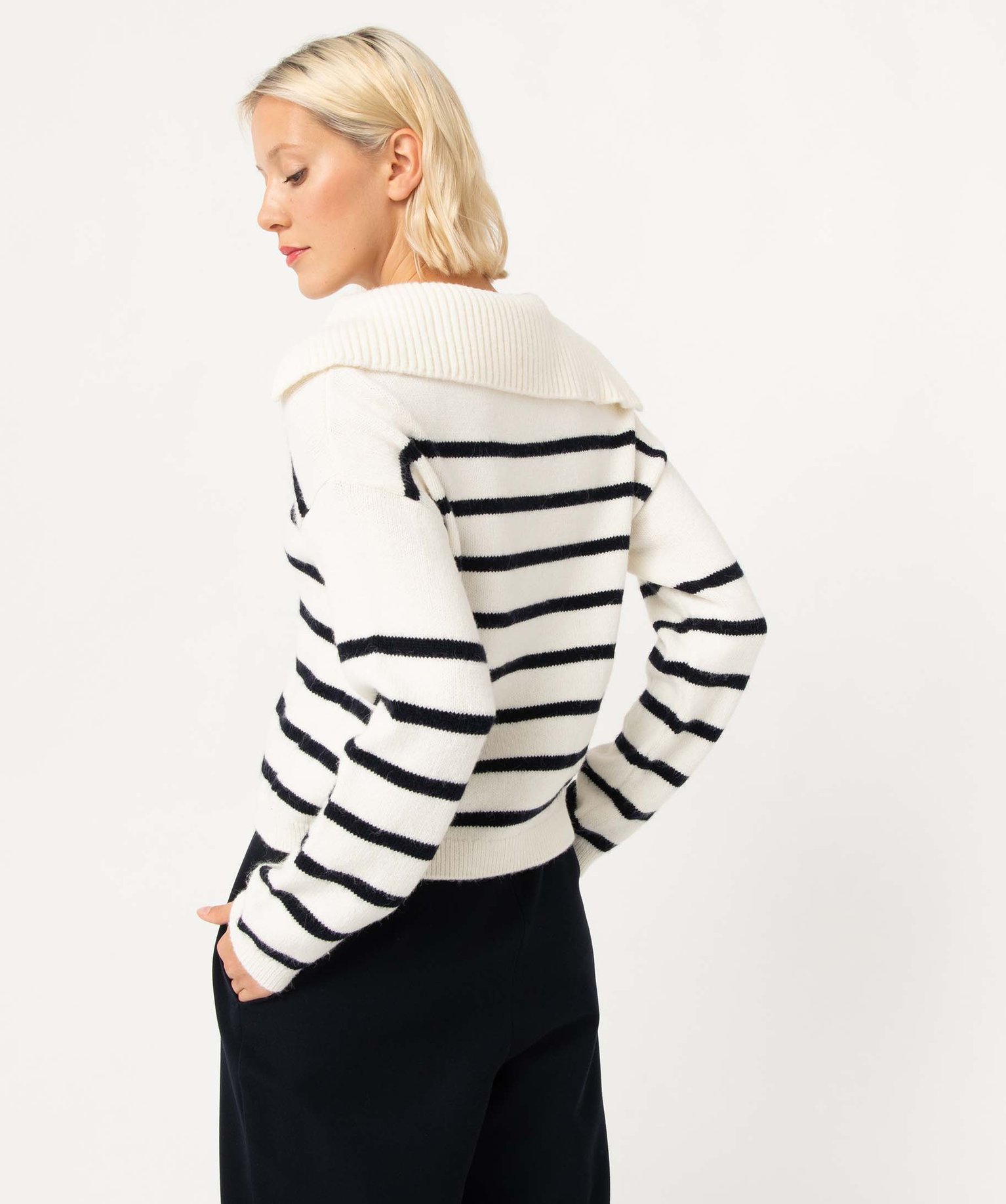 Pull à rayures coupe courte avec grand col femme raye | GEMO