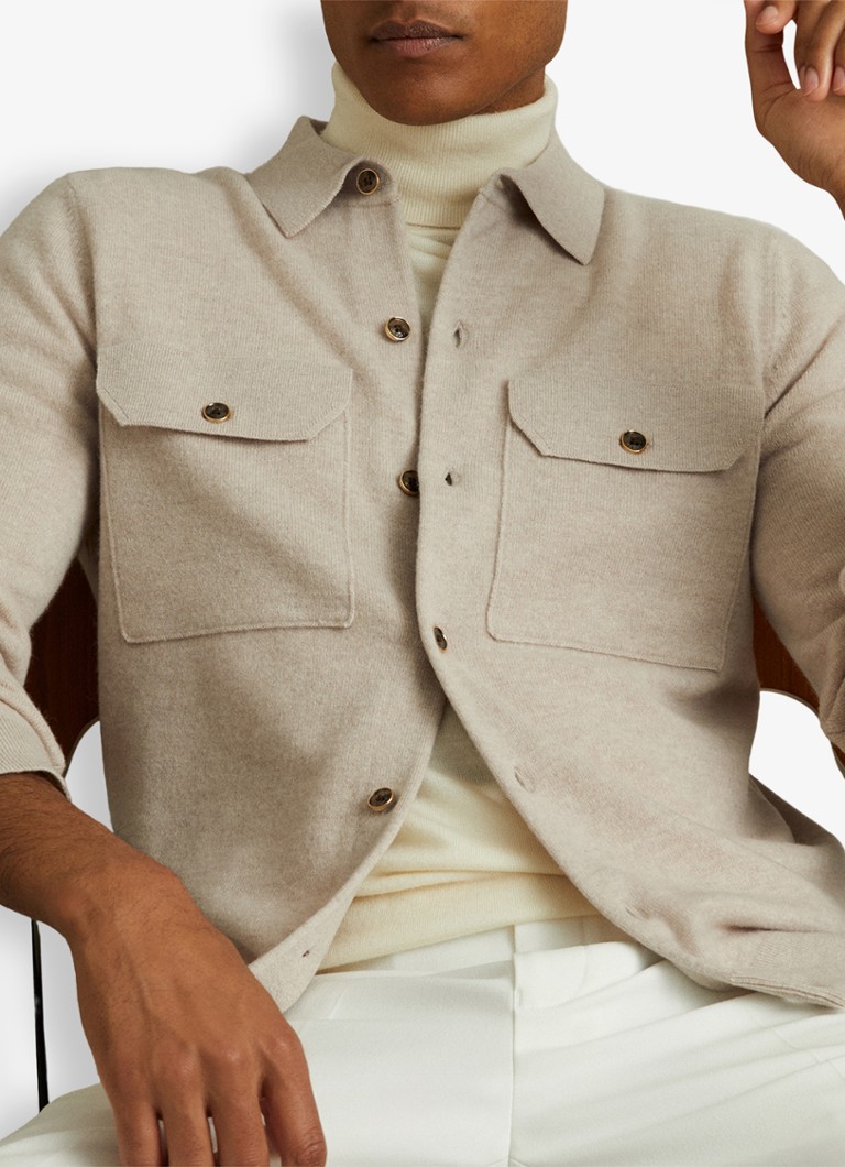 Vestă Reiss Pisa din tricot fin de lână merinos, cu buzunare la piept.