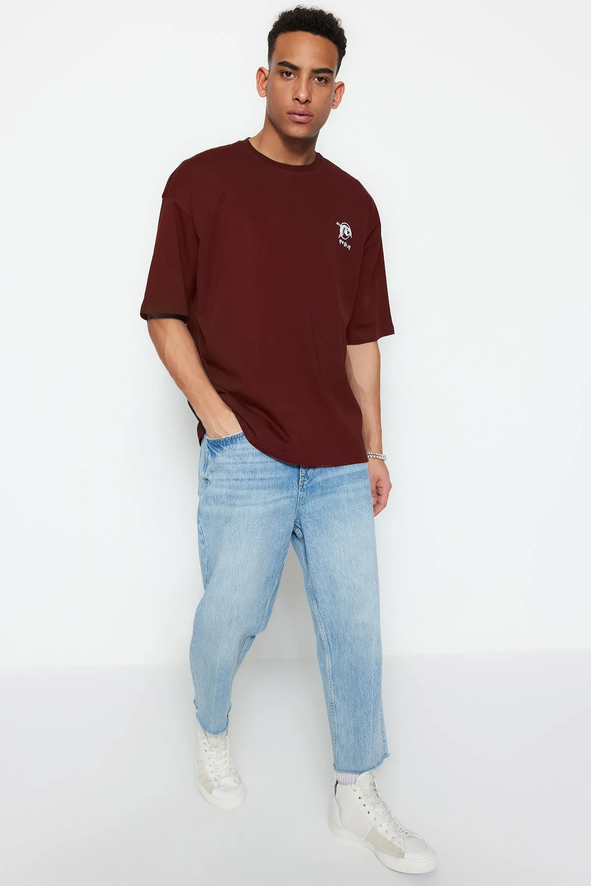 Trendyol Collection  Braunes Oversize-T-Shirt aus 100 % Baumwolle mit Fernost-Aufdruck TMNSS23TS00170