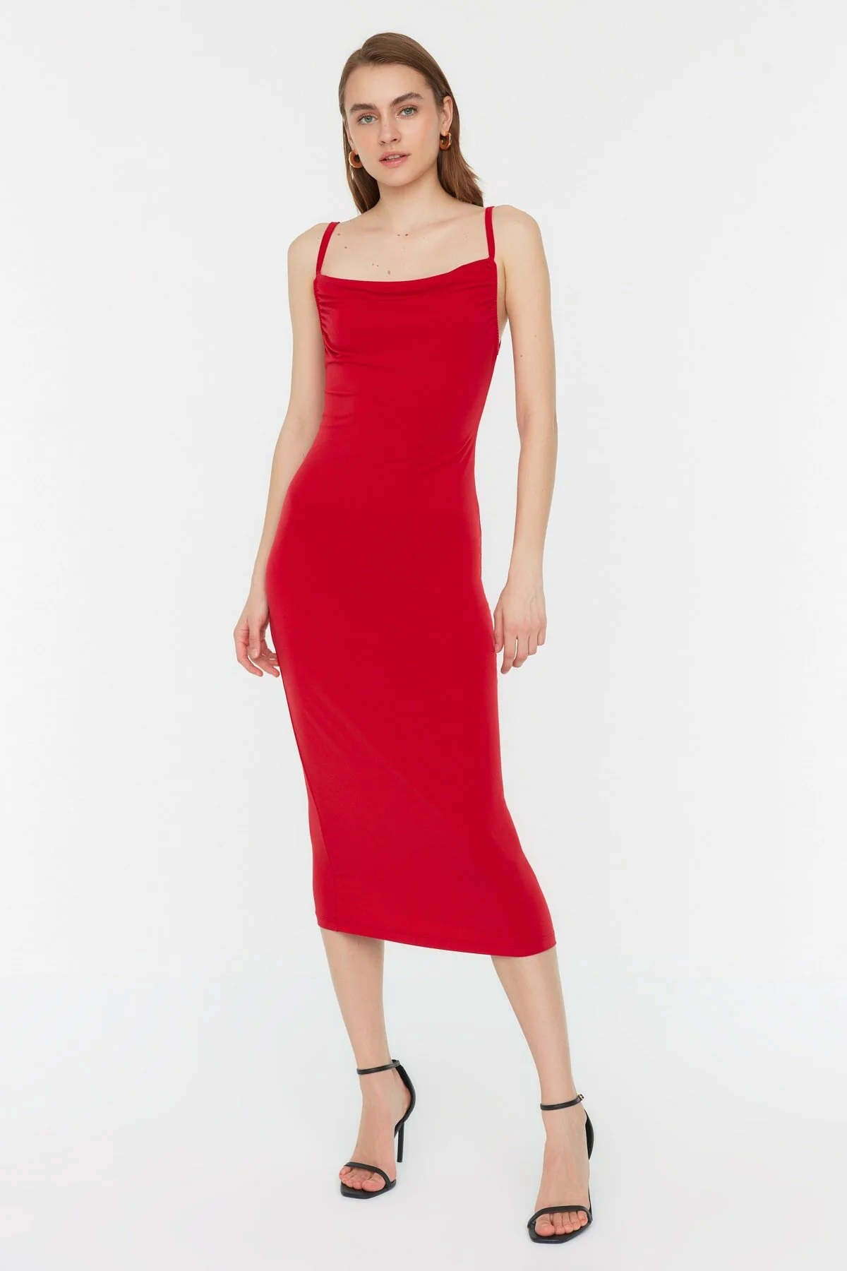 Trendyol Collection  Rotes, figurbetontes Midi-Bleistiftkleid aus flexiblem Strick mit Degaje-Kragen und Midi-Trägern TWOSS19AD0020