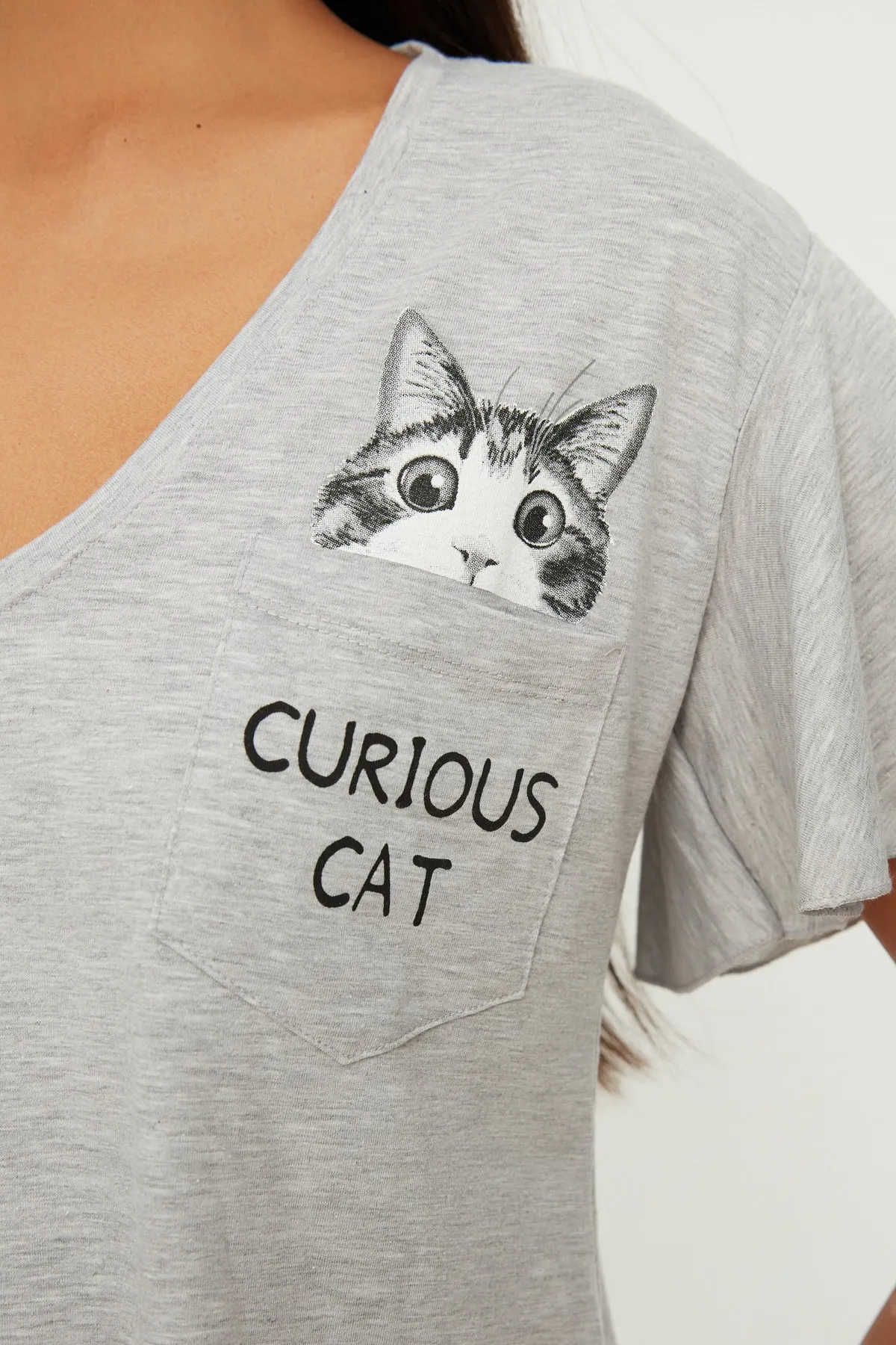 Trendyol Collection  Graues Pyjama-Set aus Baumwolle mit Katzen-Print, Ärmeln und Schwungrad-Details THMSS20PT0172