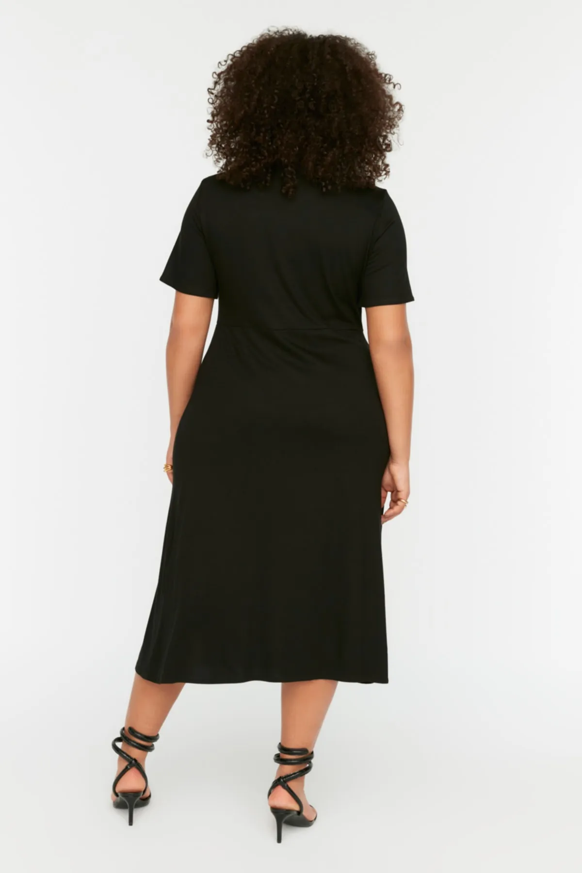 Trendyol Curve  Schwarzes, detailliertes Skater-Strickkleid mit V-Ausschnitt und Raffung TBBSS22EL2530