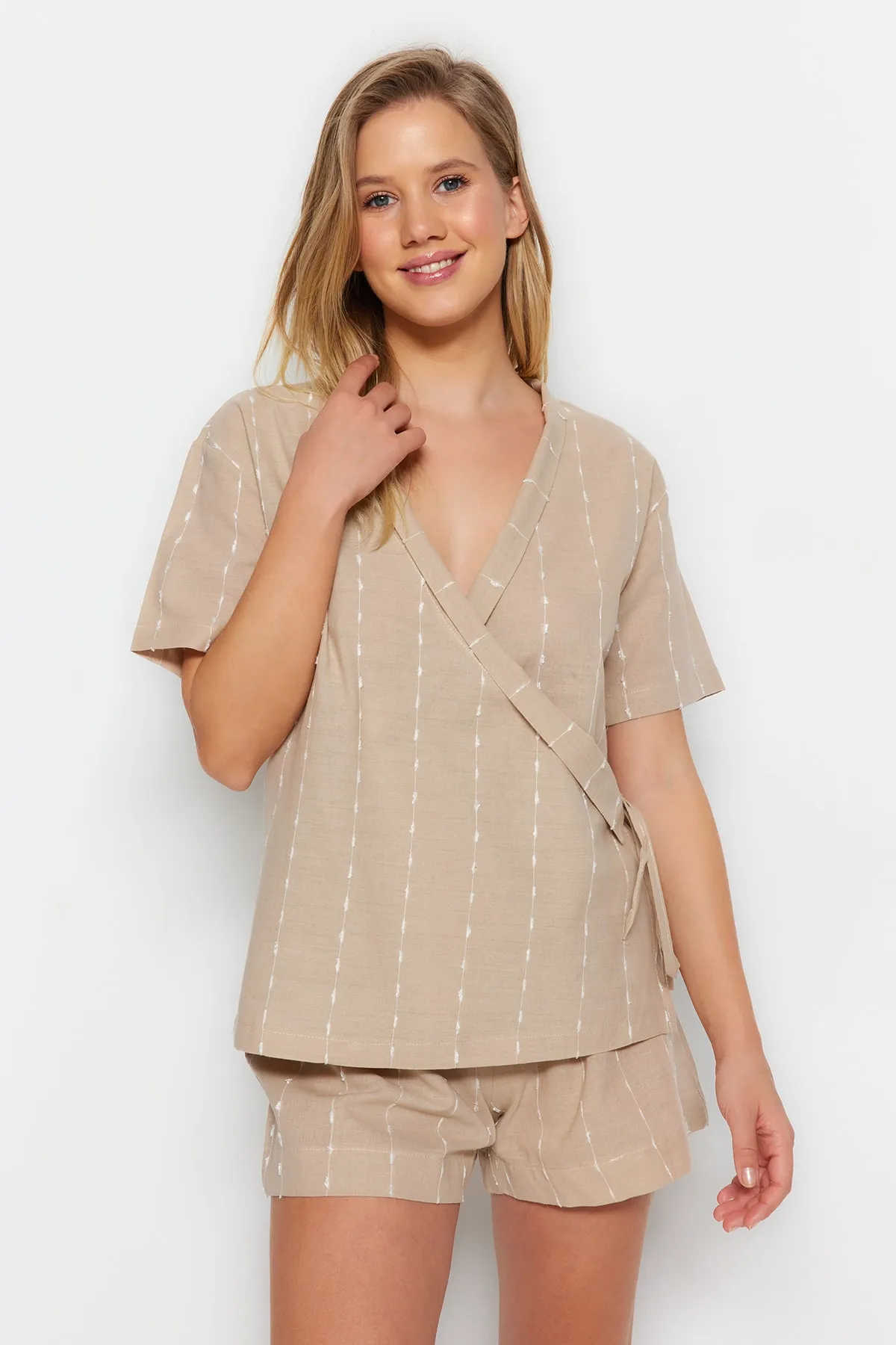 Trendyol Collection  Beiges Pyjama-Set aus gewebter Viskose mit Streifen, 100 % Baumwolle, weite Passform, THMSS23PT00229