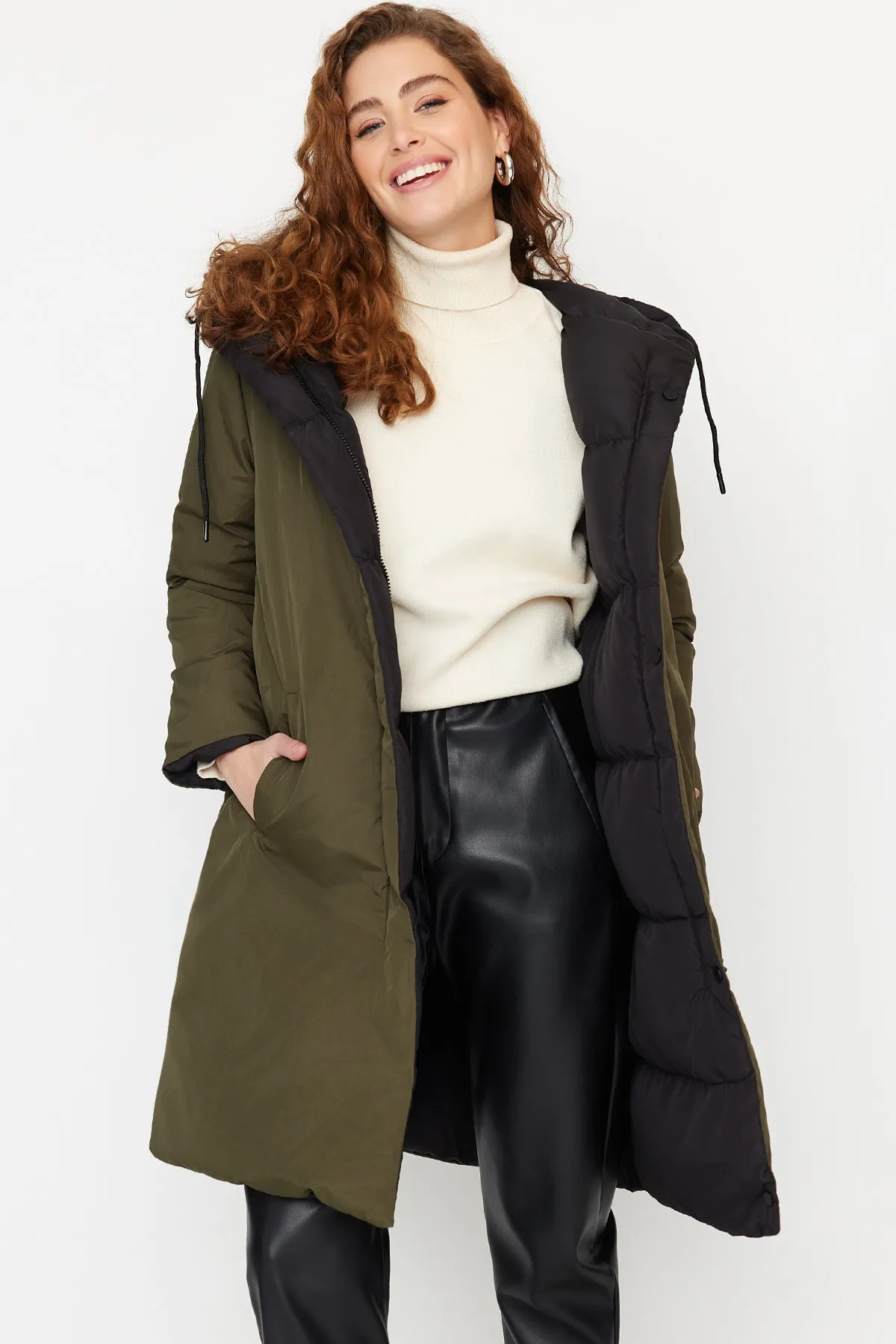 Trendyol Collection  Schwarz-khakifarbene, wendbare, wasserabweisende lange Pufferjacke mit Kapuze TWOAW23MO00052
