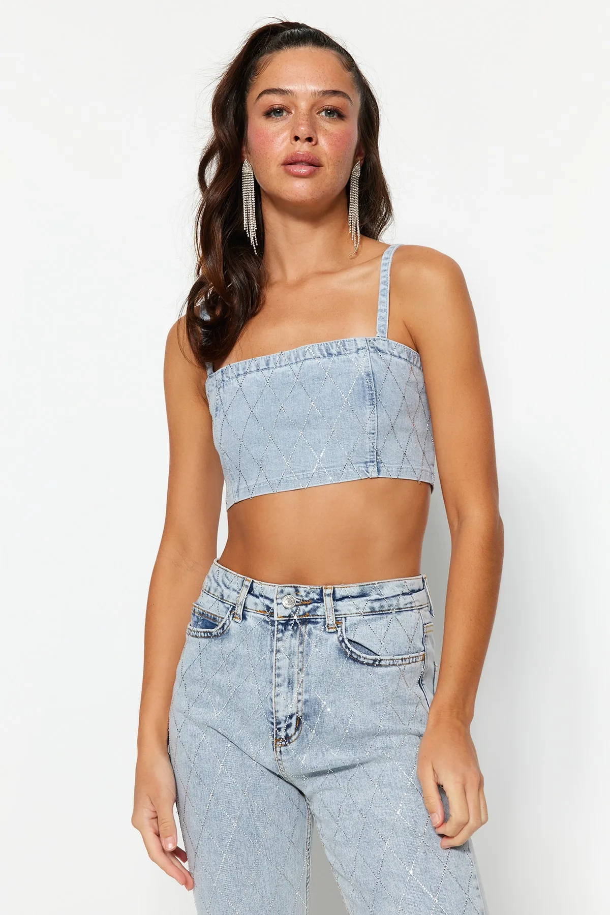 Trendyol Collection  Bustier aus blauem, bauchfreiem Denim mit glänzendem Stein TPRSS23BS00116