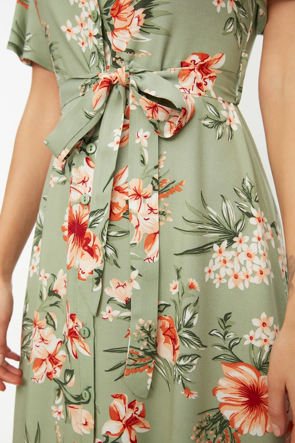 Trendyol Collection  Mehrfarbiges, gewebtes Maxi-Hemdkleid aus Viskose mit Blumendruck und Gürtel TWOSS19EL0094