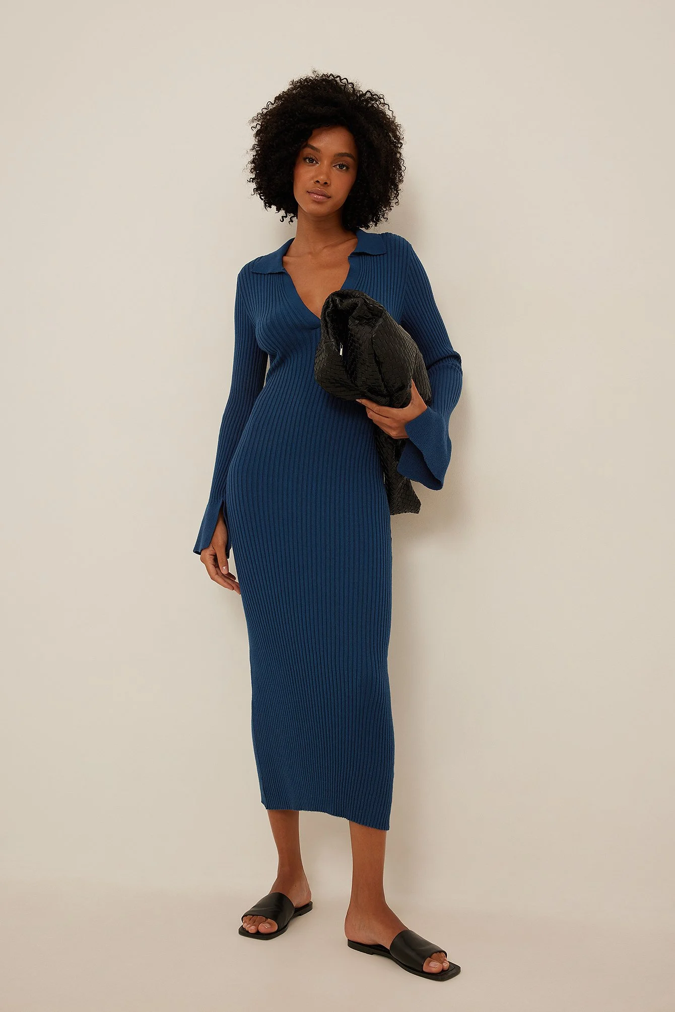 Rippenstrick-Kleid mit Trompetenärmeln