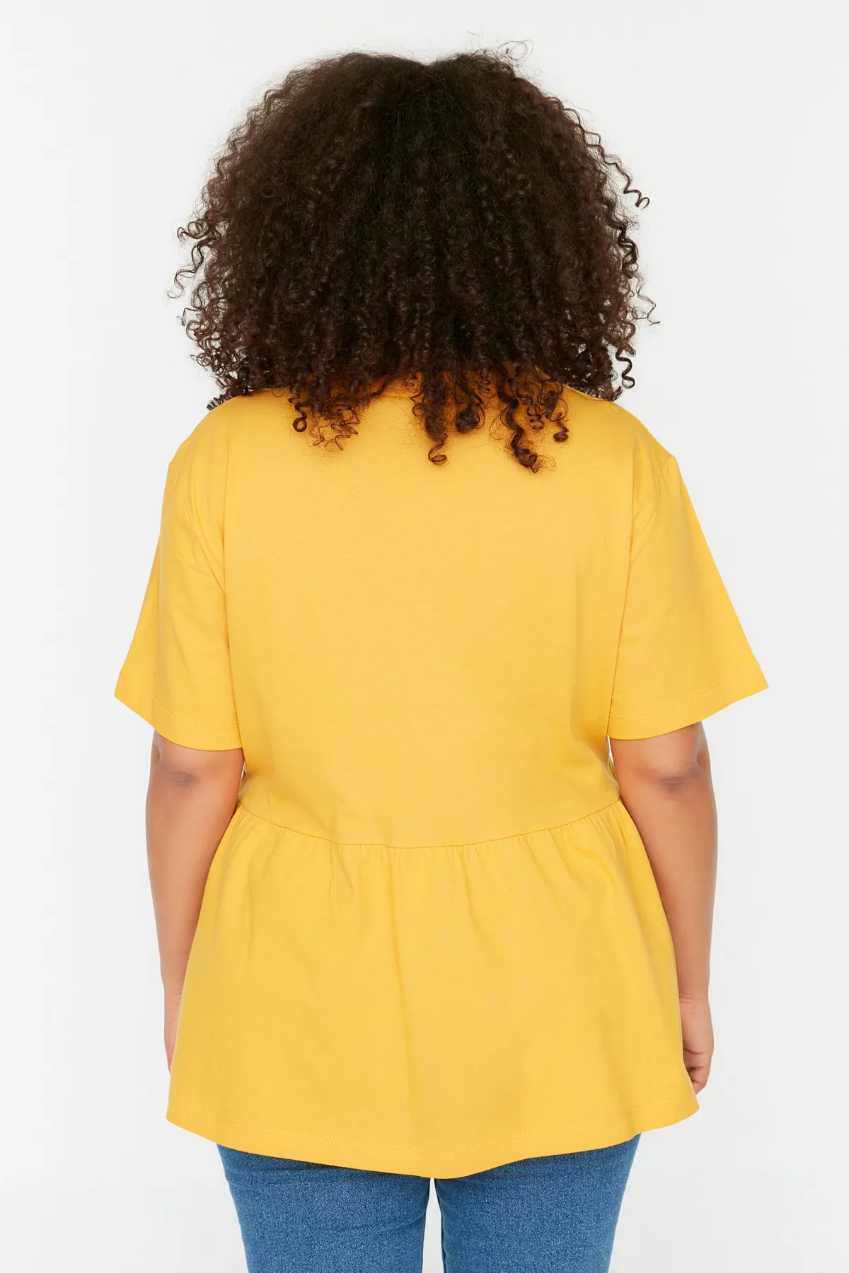 Trendyol Curve  Gelbes Strick-T-Shirt mit Rundhalsausschnitt TBSSS22TS2094