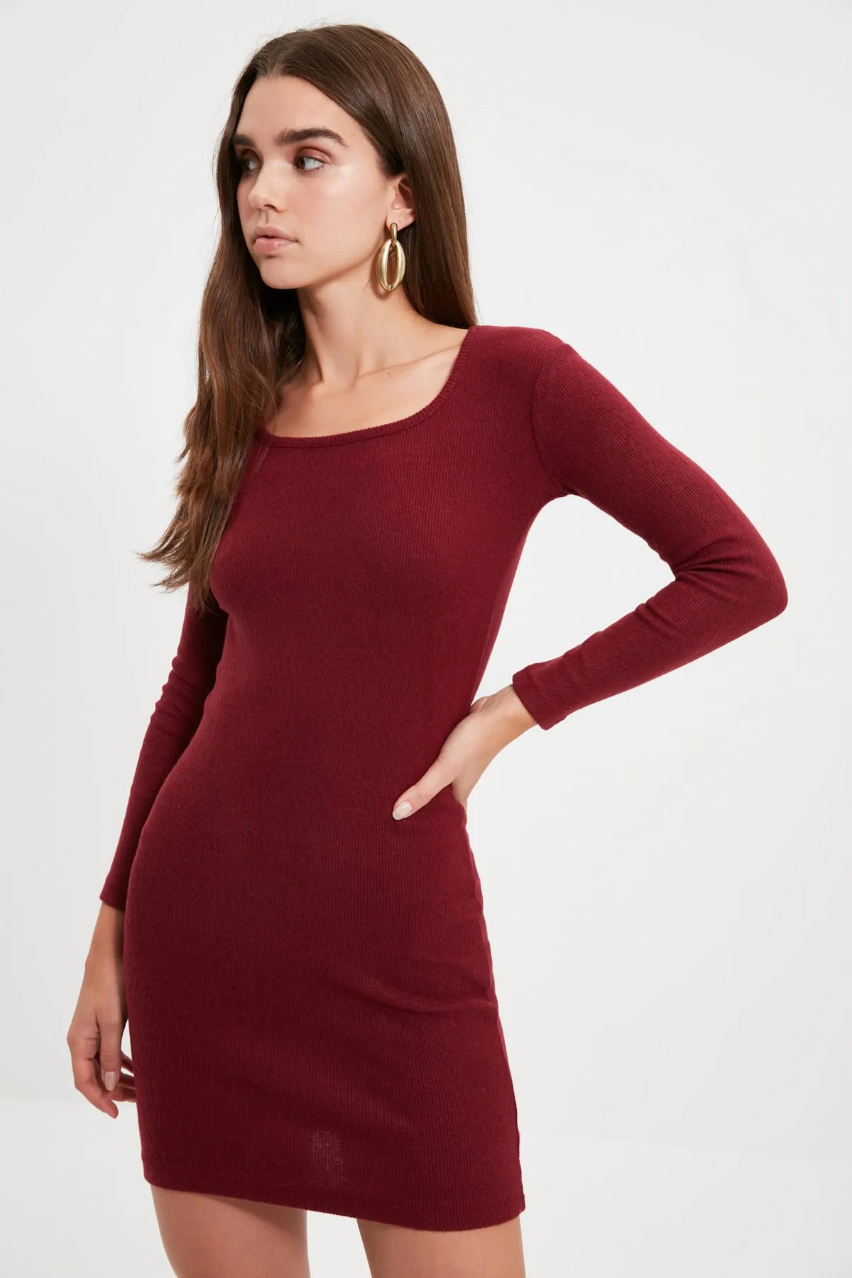 Trendyol Collection  Weinrotes, tailliertes, geschlitztes, rundhalsförmiges Mini-Bleistiftkleid aus flexiblem Strick mit Rippenmuster TWOAW21EL0135