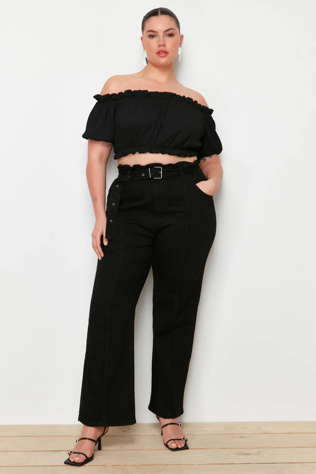 Trendyol Curve  Schwarze High-Waist-Jeans mit Gürtel und Nähten, detaillierte Straight-Fit-Jeans TBBAW24CJ00013