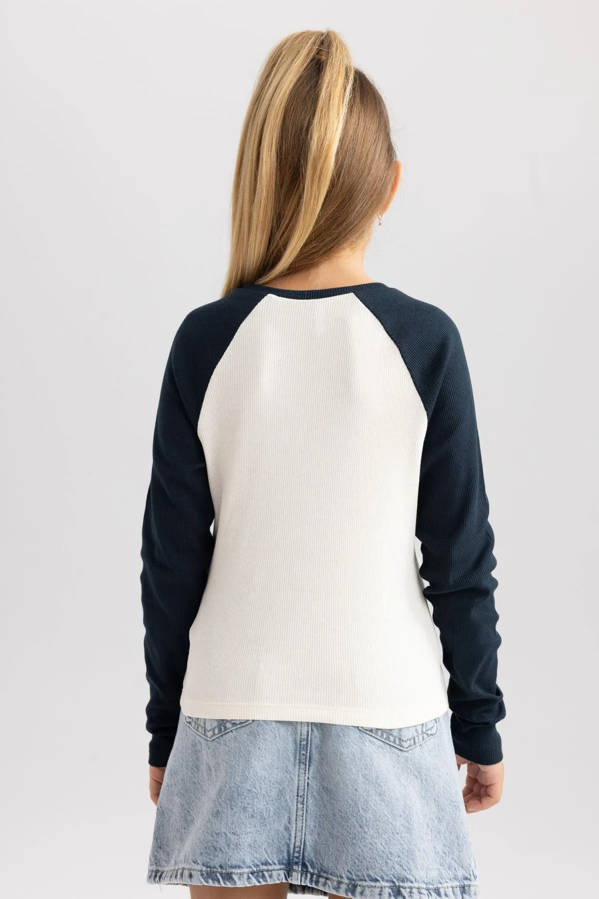 DeFacto  Langärmliges T-Shirt mit geripptem Schnitt für Mädchen – Rundhalsausschnitt, bauchfrei, Camisole A7896a823au