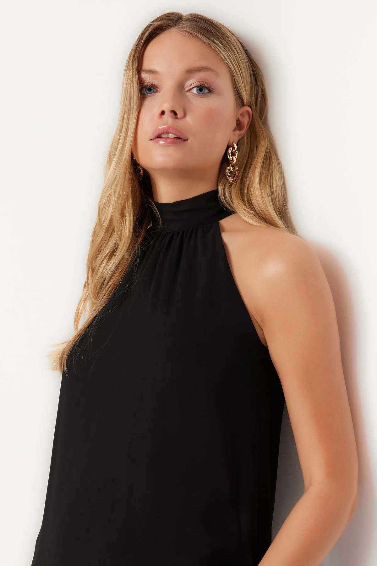 Trendyol Collection  Schwarzes, gerade geschnittenes Mini-Webkleid mit Neckholder und Neckholder TWOSS23EL01059